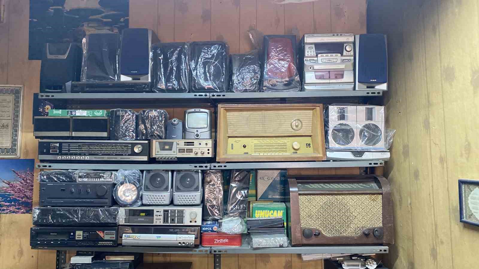 80’ler Sokağı’nın zamana direnen son ustası: Yarım asırdır geçmişin sesini onarıyor