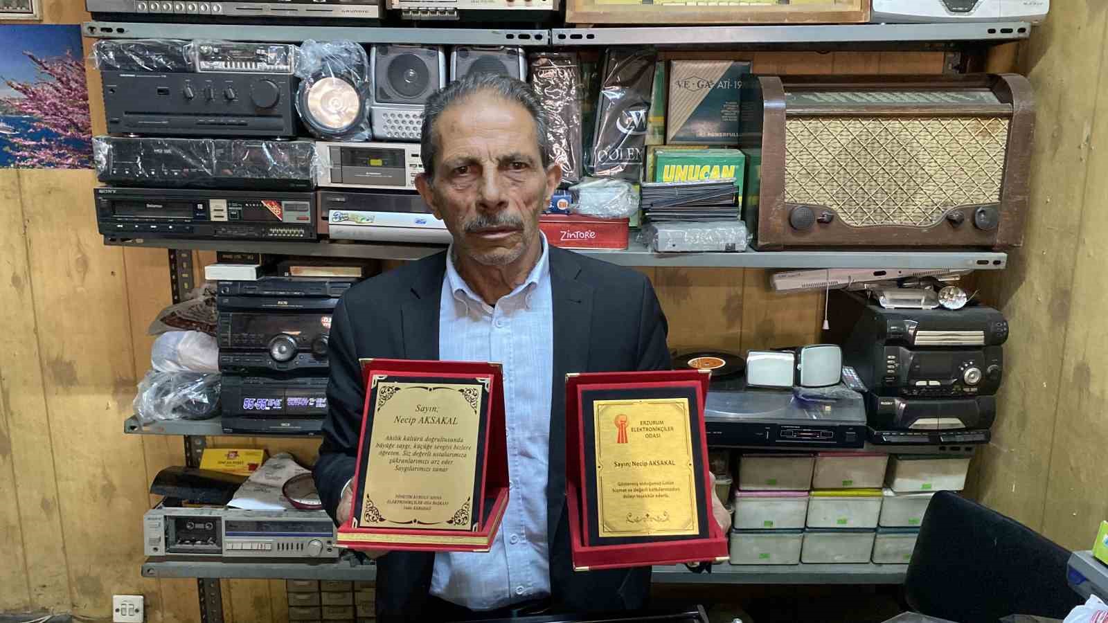 80’ler Sokağı’nın zamana direnen son ustası: Yarım asırdır geçmişin sesini onarıyor