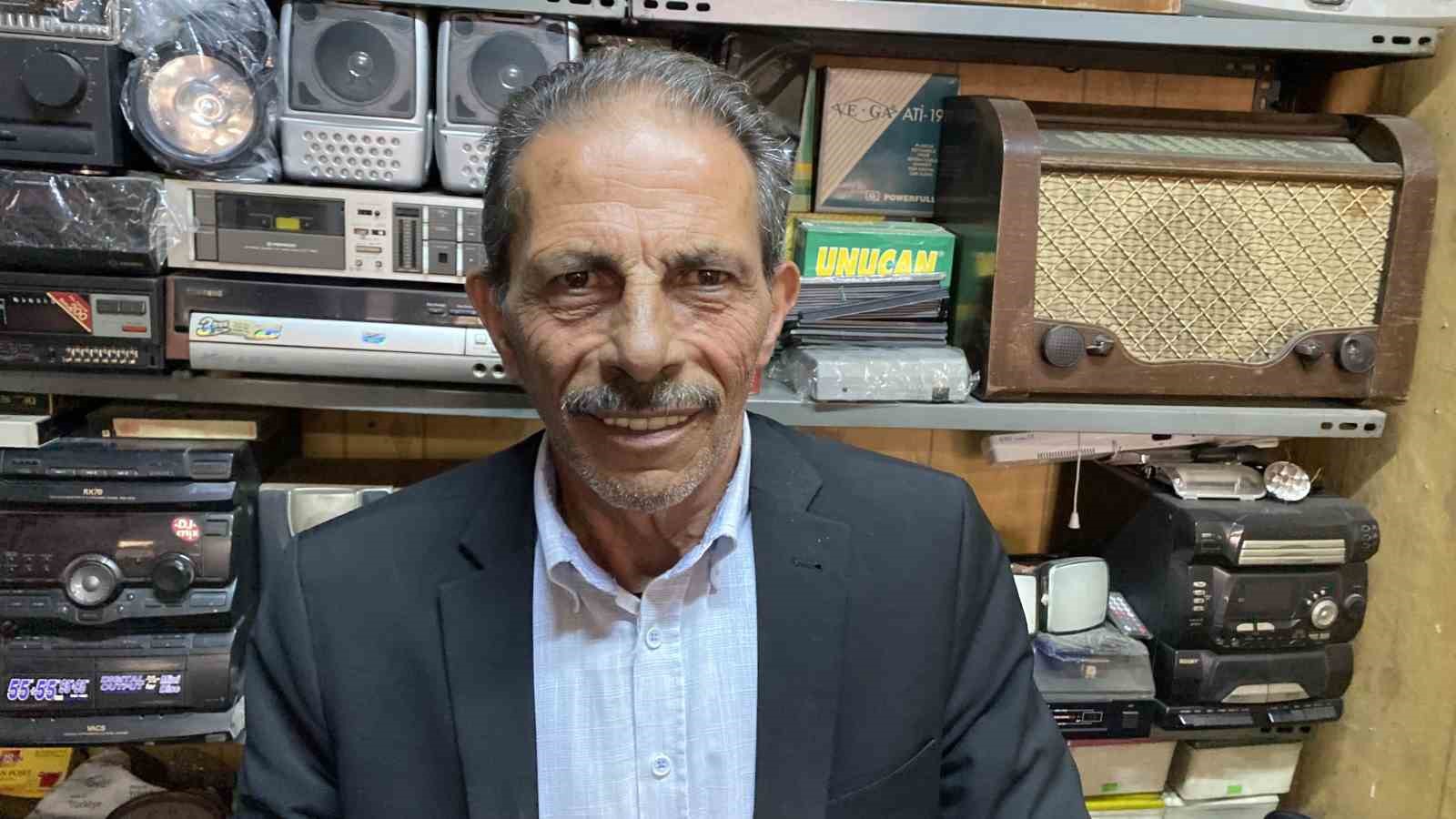 80’ler Sokağı’nın zamana direnen son ustası: Yarım asırdır geçmişin sesini onarıyor
