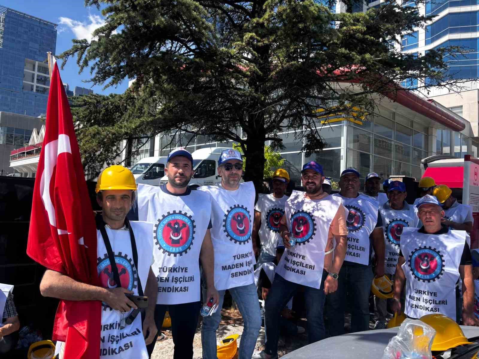 Doruk Madencilik işçileri şirket önünde eylem başlattı