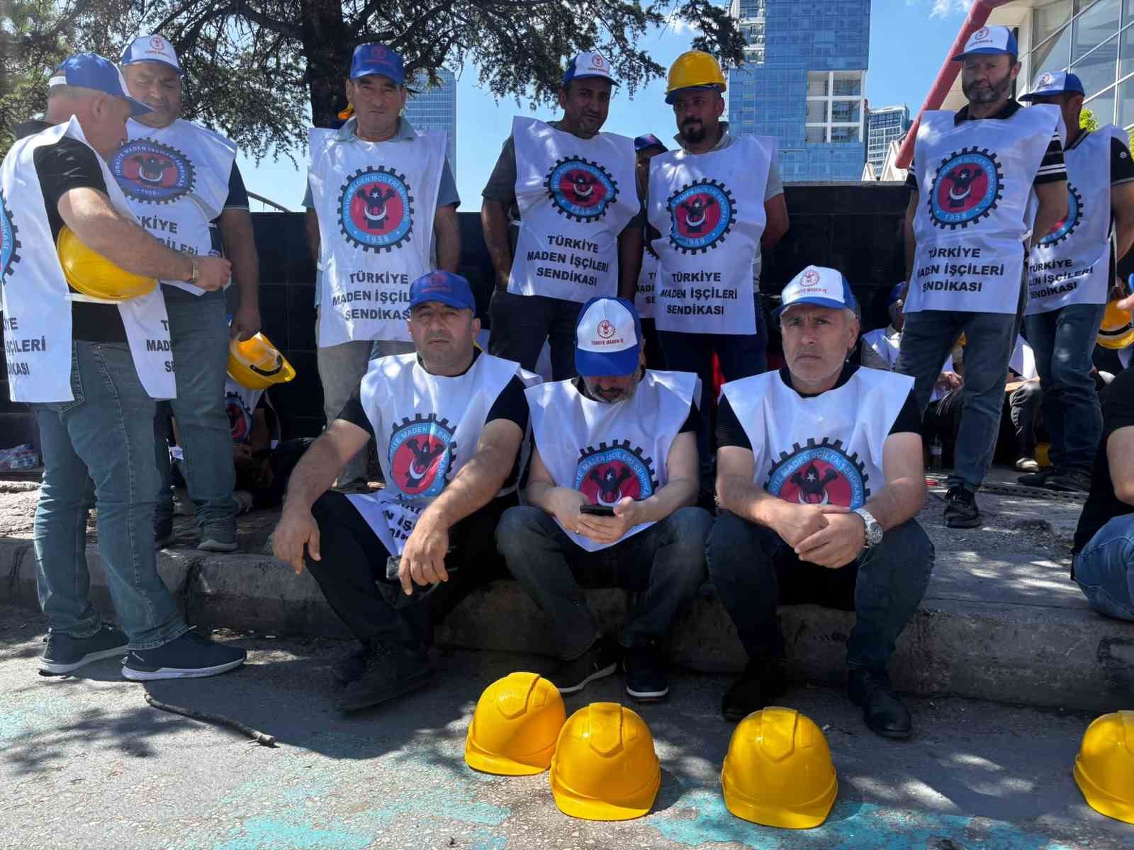 Doruk Madencilik işçileri şirket önünde eylem başlattı