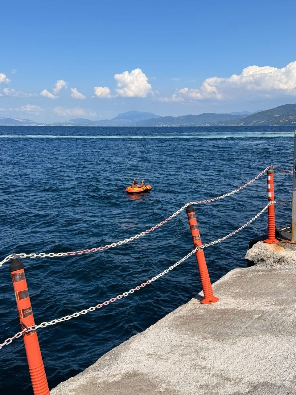 Şişme botuyla deniz açılan genç panikleyince sürüklenmeye başladı