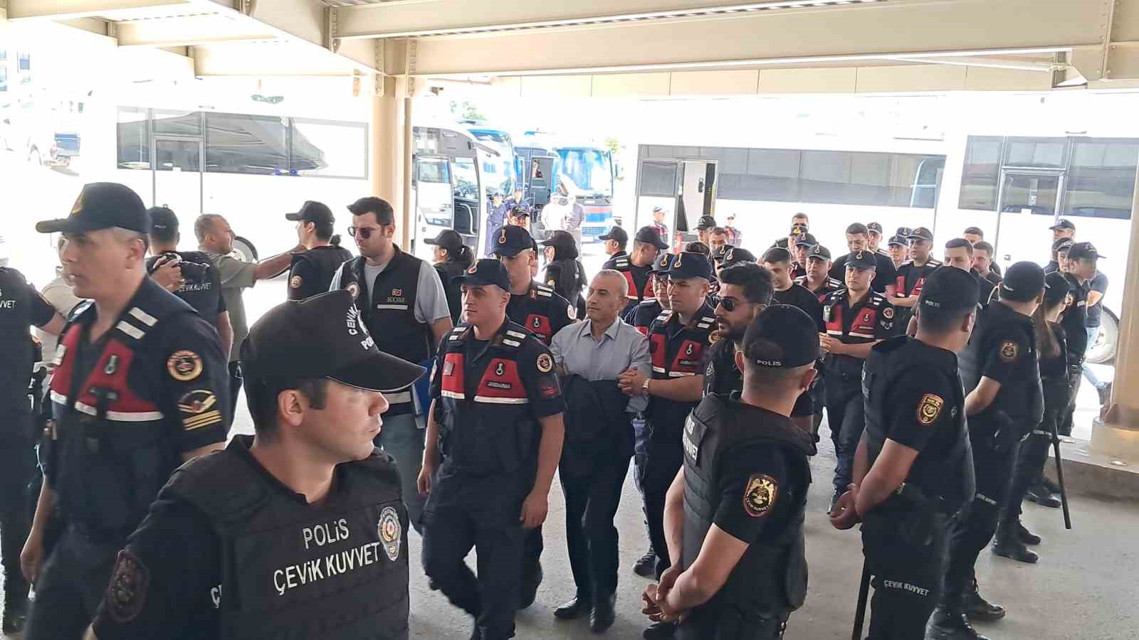 Vali Tuncay Sonel, koruma polisi Şükrü Eroğlu ile emekli polis memuru Gökhan Ertok Erzurum Adliyesi’nde ifade veriyor