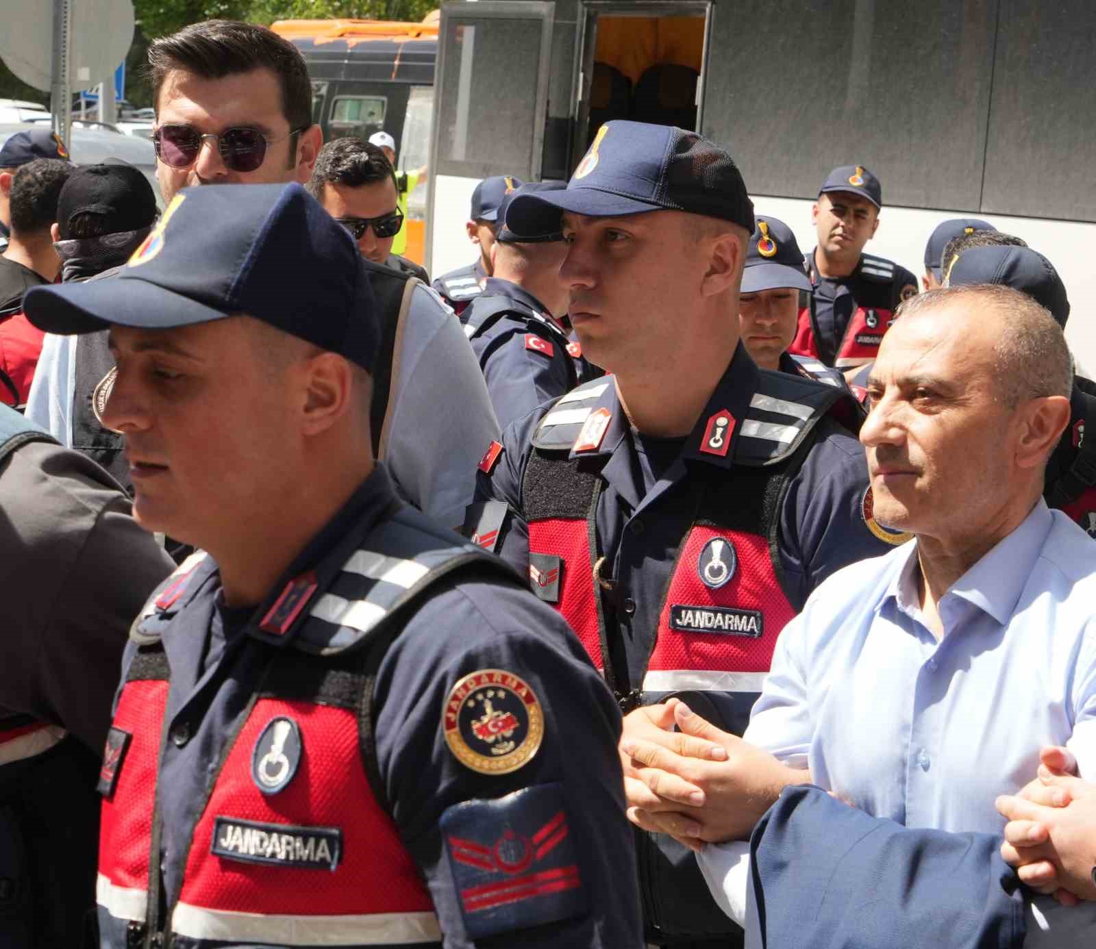Vali Tuncay Sonel, koruma polisi Şükrü Eroğlu ile emekli polis memuru Gökhan Ertok Erzurum Adliyesi’nde ifade veriyor
