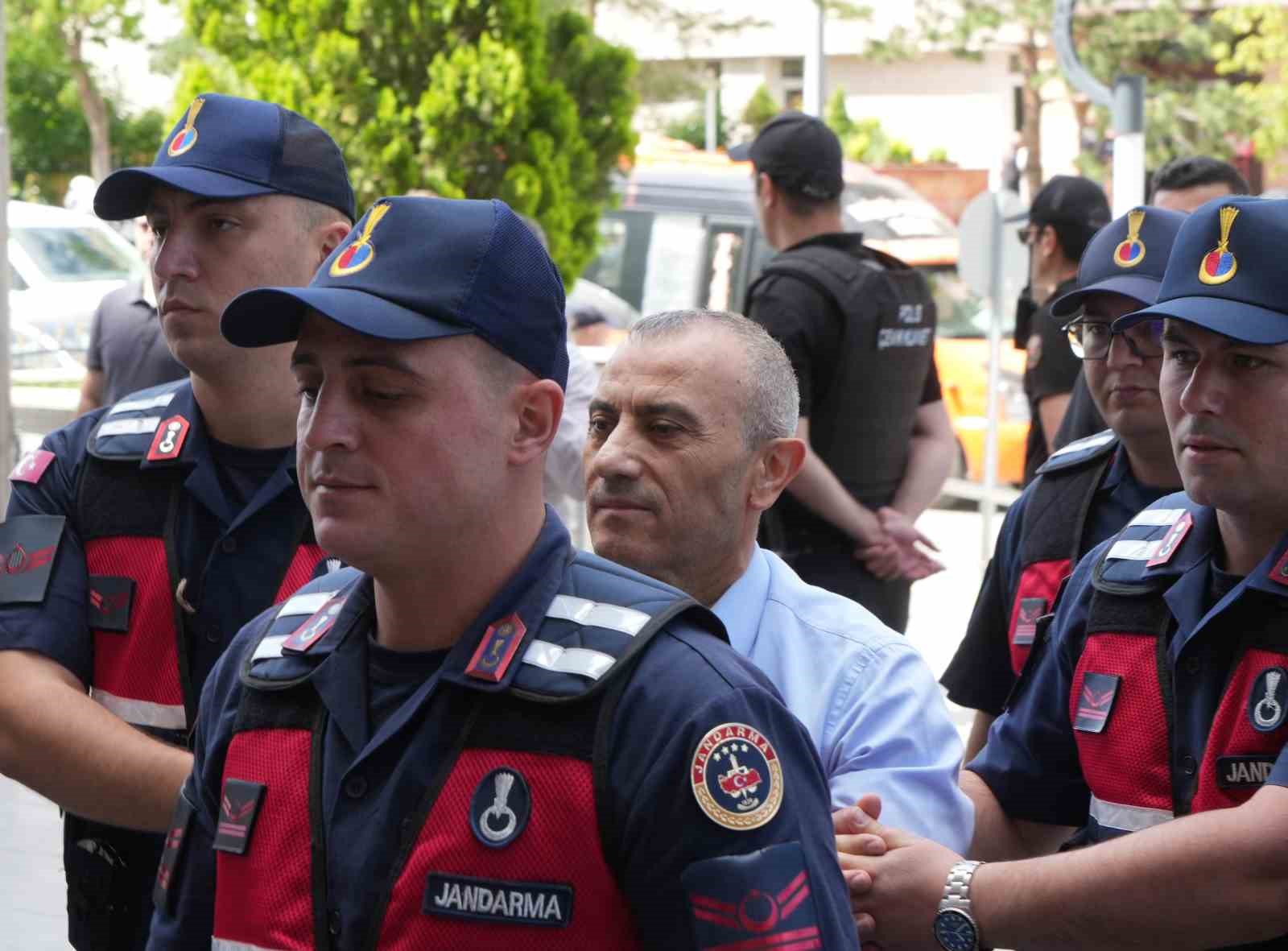 Vali Tuncay Sonel, koruma polisi Şükrü Eroğlu ile emekli polis memuru Gökhan Ertok Erzurum Adliyesi’nde ifade veriyor