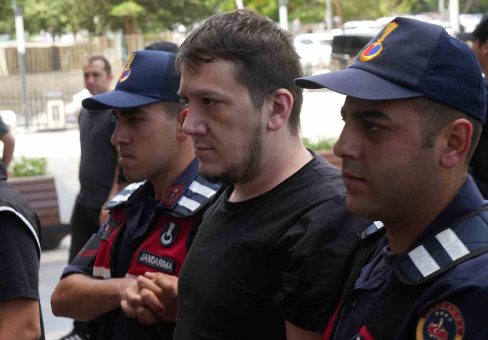 Vali Tuncay Sonel, koruma polisi Şükrü Eroğlu ile emekli polis memuru Gökhan Ertok Erzurum Adliyesi’nde ifade veriyor