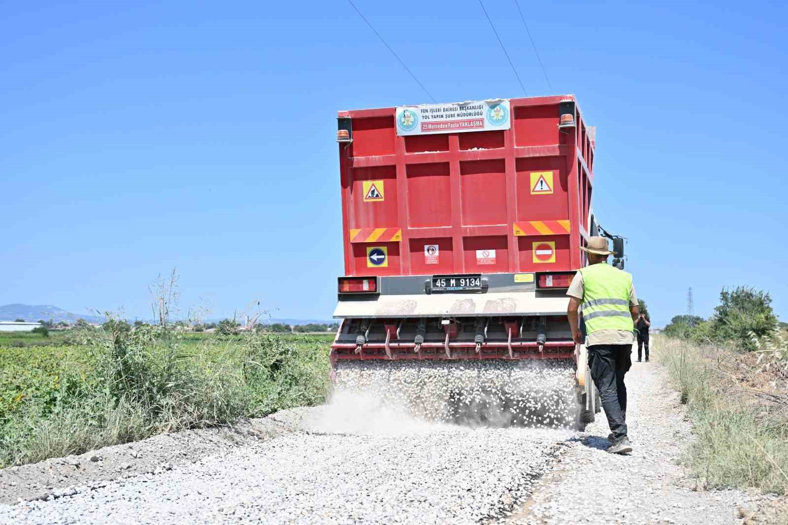 Şehzadeler’de çiftçinin beklediği yol yenilendi