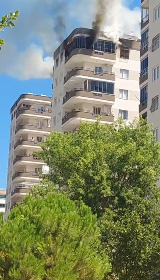 Apartman dairesinde çıkan yangın söndürüldü