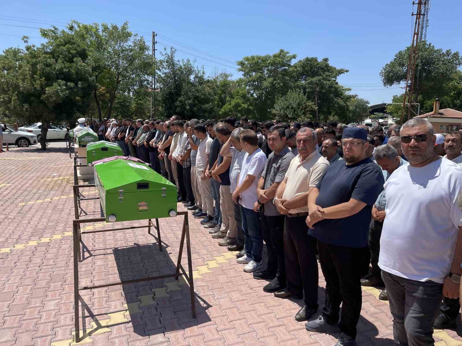 Antalya’daki feci kazada hayatını kaybeden aile son yolculuğuna uğurlandı