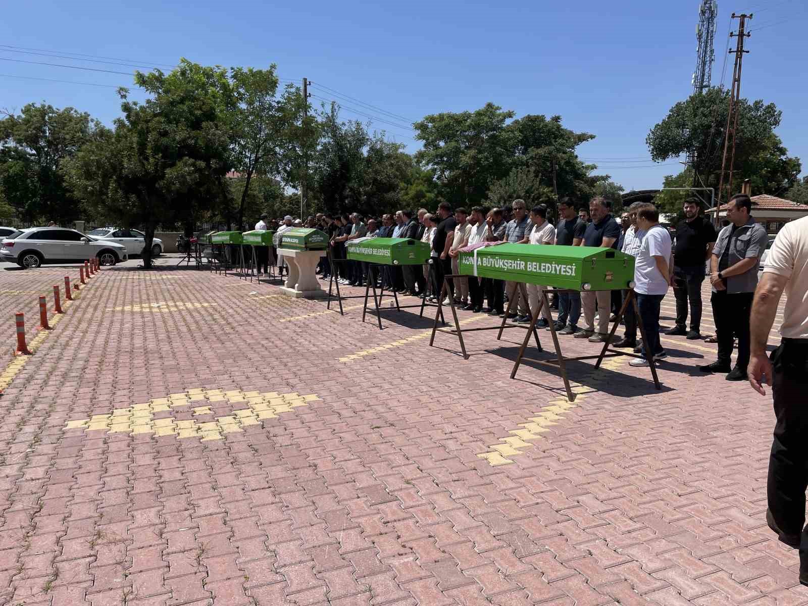 Antalya’daki feci kazada hayatını kaybeden aile son yolculuğuna uğurlandı