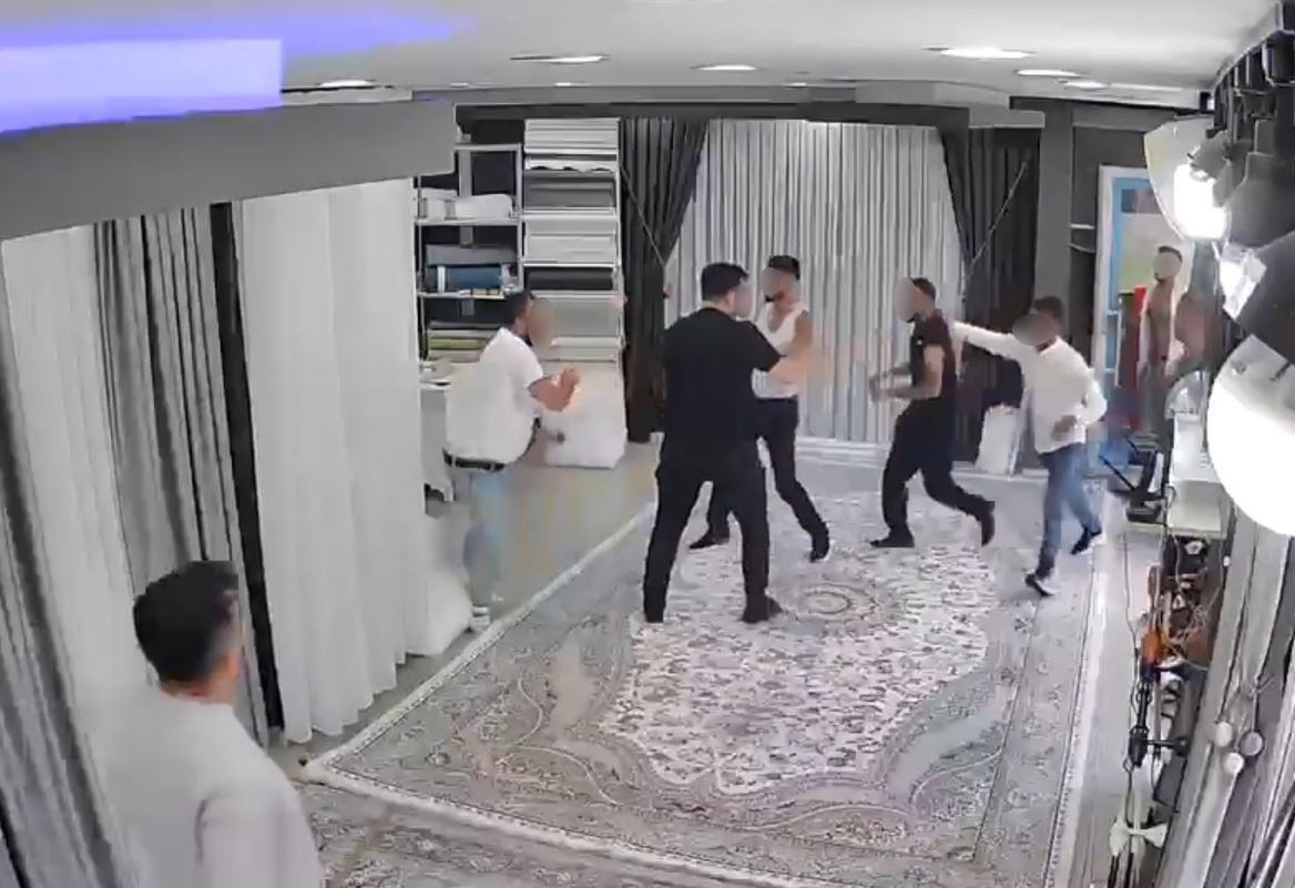 Sopa ve bıçakla kovaladıkları adam perde dükkanına dalınca ortalık karıştı; o anlar kamerada