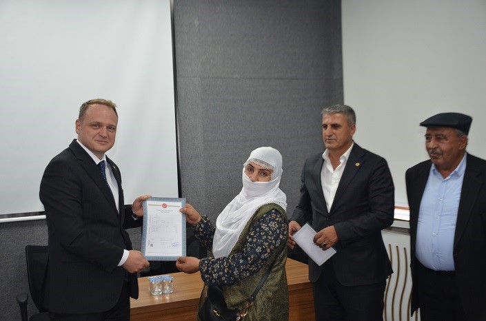 Bulanık’ta baraj suları altında kalan köyün hak sahiplerine 18 yıl sonra tapuları teslim edildi