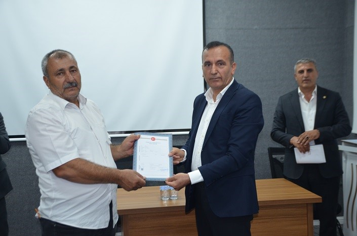 Bulanık’ta baraj suları altında kalan köyün hak sahiplerine 18 yıl sonra tapuları teslim edildi