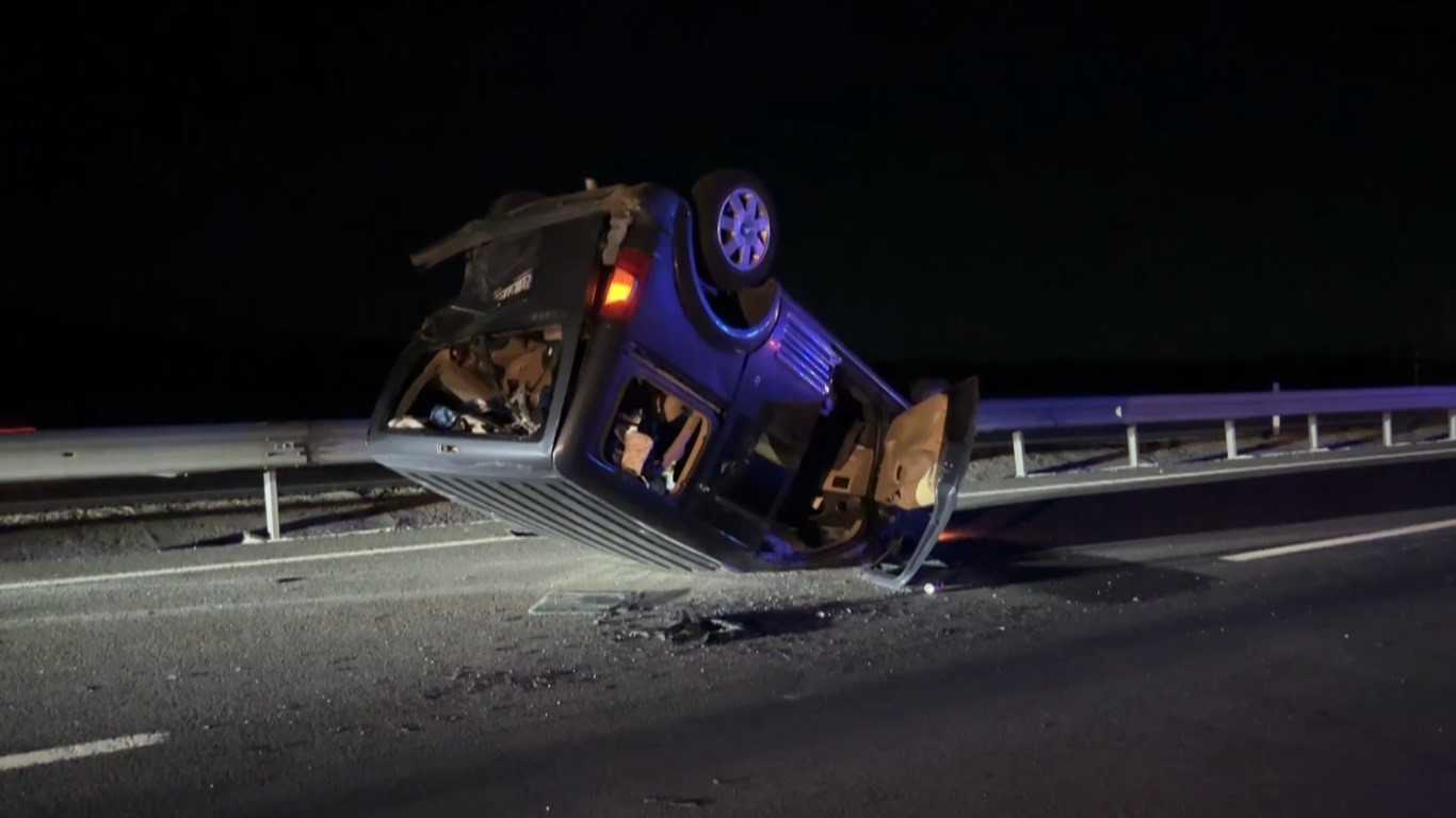 Aşırı süratle 2 aracı hurdaya çeviren sürücü, otostop çekip kaçtı