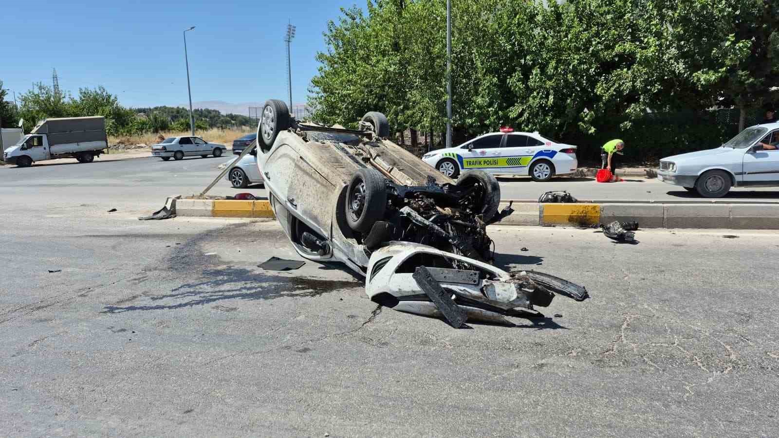 Bariyerlere çarpan otomobil takla attı: 1 yaralı
