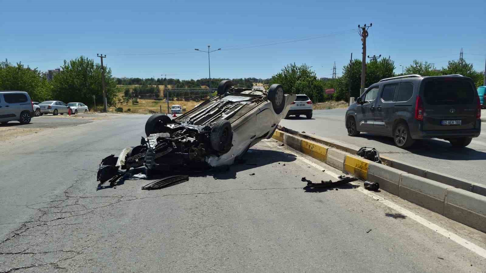Bariyerlere çarpan otomobil takla attı: 1 yaralı