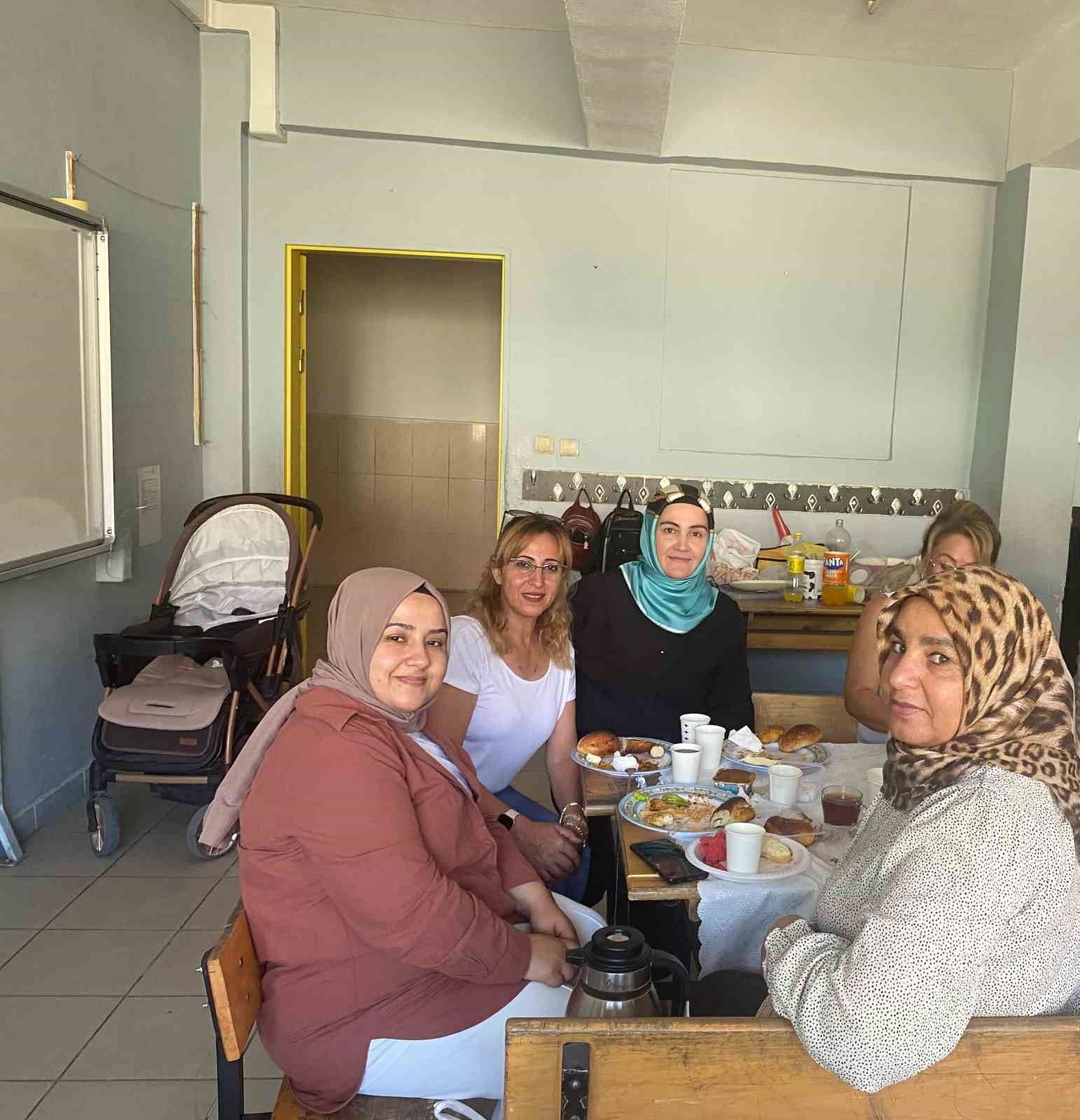 Burhaniyeli kadınların okuma yazma sevinci