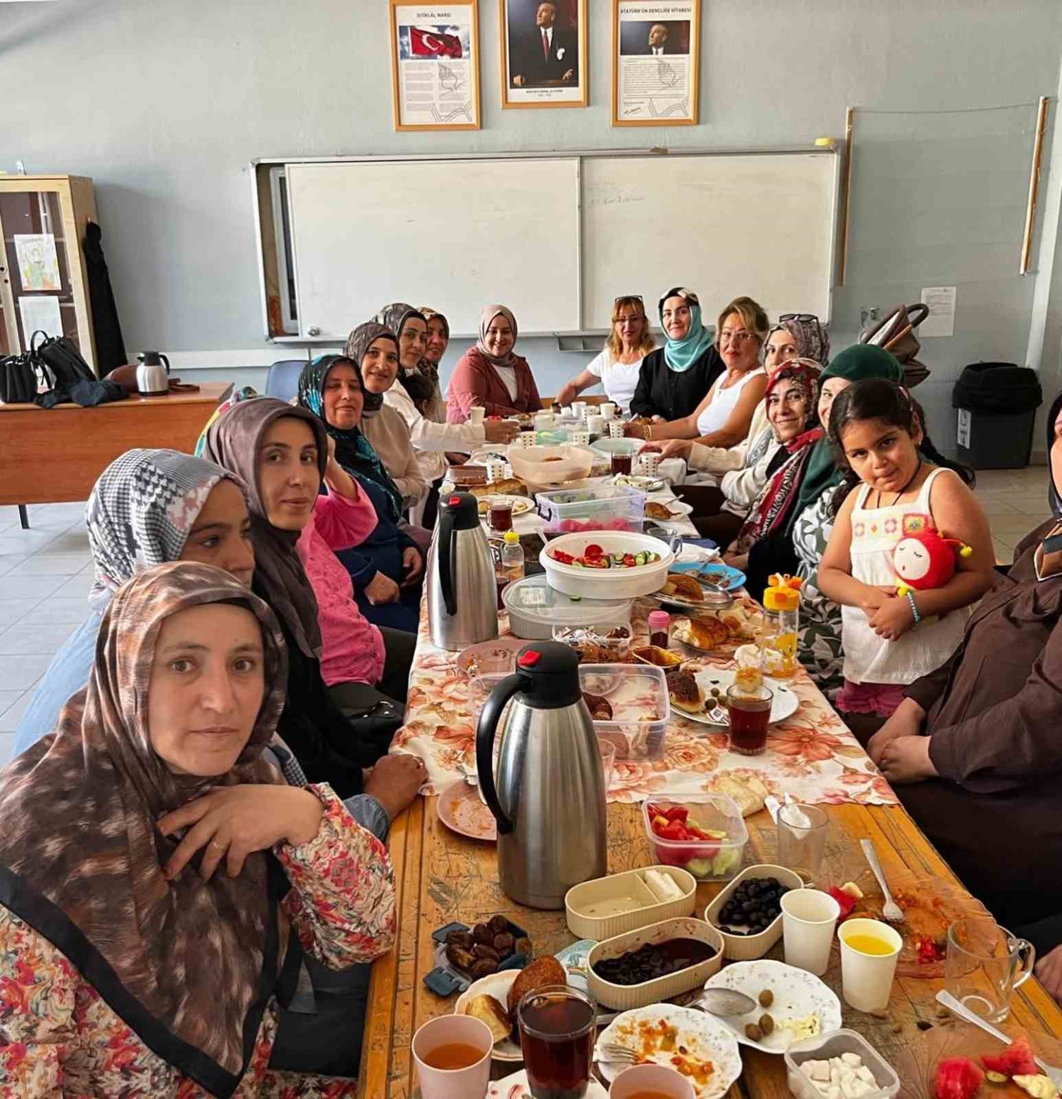 Burhaniyeli kadınların okuma yazma sevinci