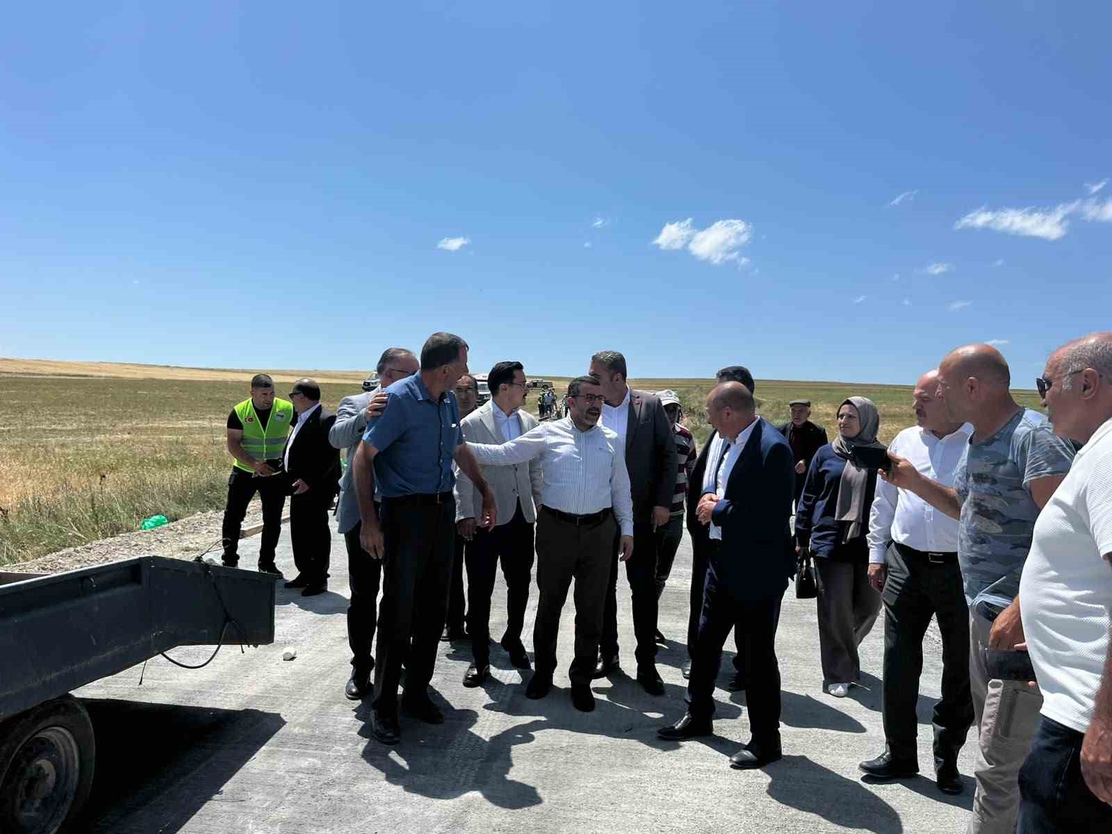 Akyaka’da köy yollarının sorunu çözülüyor
