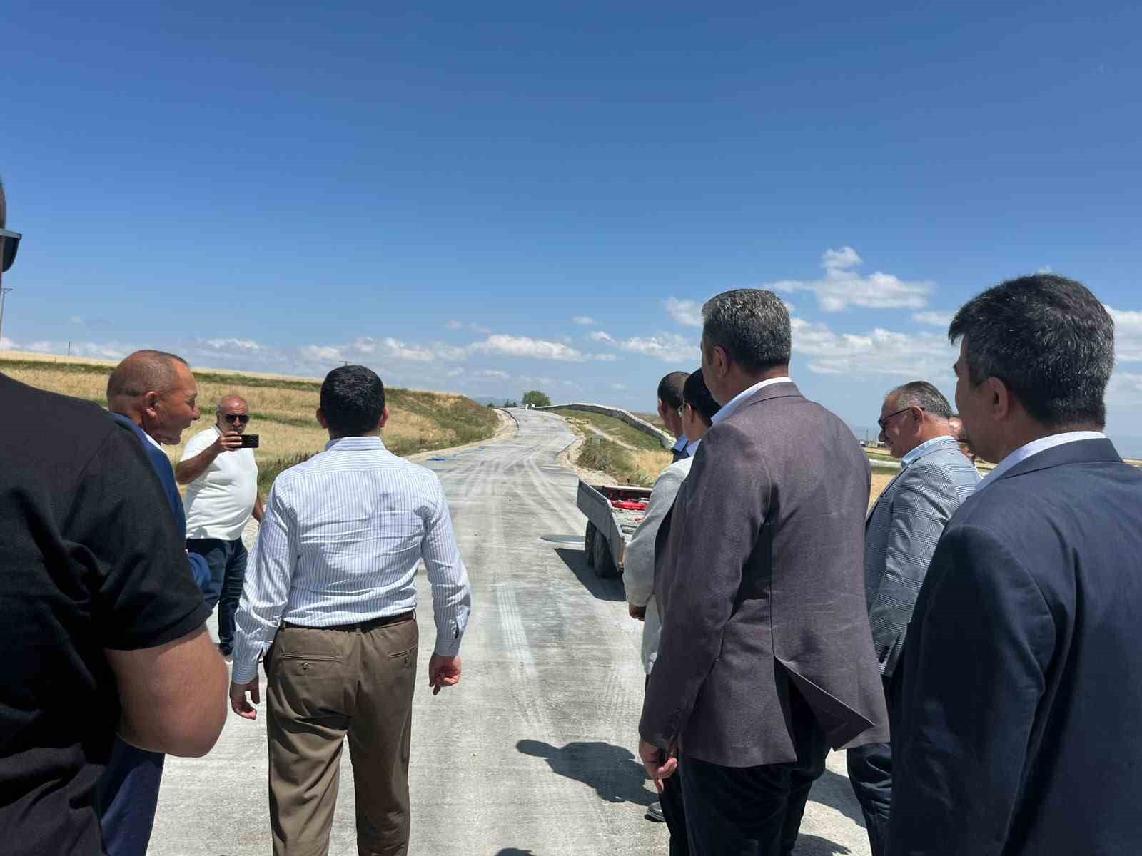 Akyaka’da köy yollarının sorunu çözülüyor