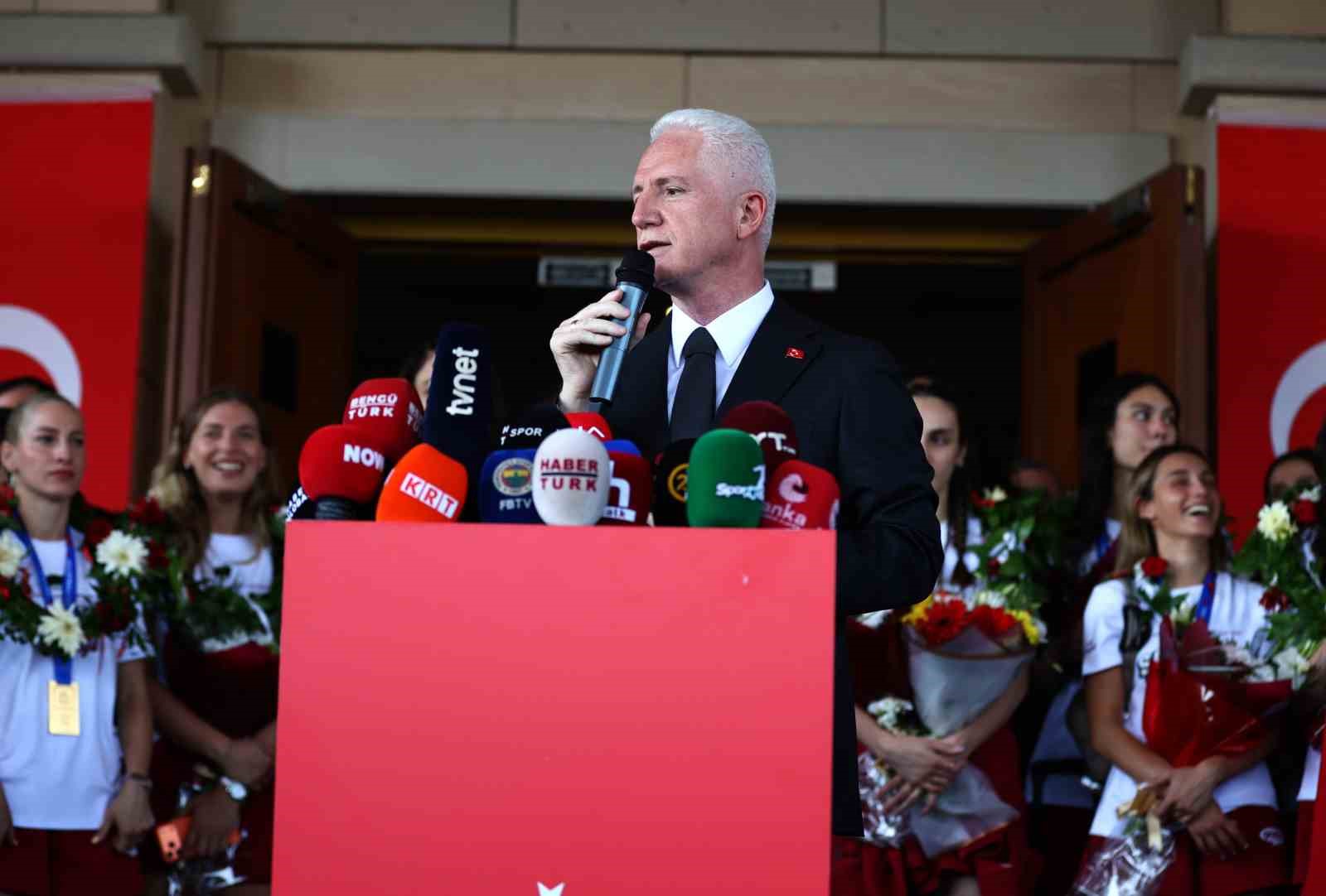 Milletler Ligi şampiyonu A Milli Kadın Voleybol Takımı, Türkiye’ye döndü