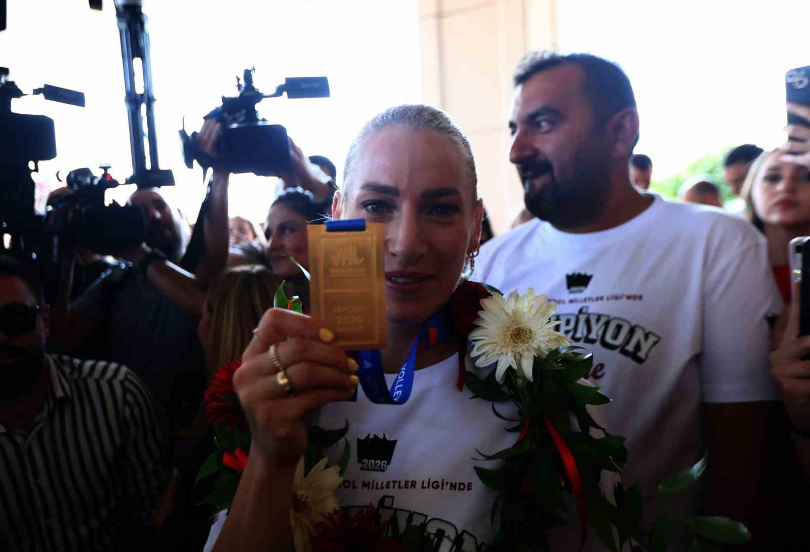 Milletler Ligi şampiyonu A Milli Kadın Voleybol Takımı, Türkiye’ye döndü