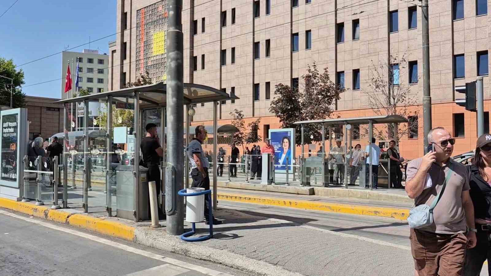 Tramvay durağındaki bıçaklı kavgada kendini savunan şüpheli: "Ben ablamın namusunu çöpte mi buldum"