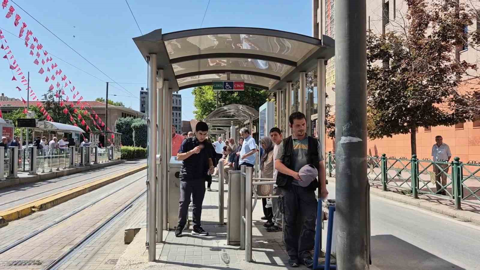 Tramvay durağındaki bıçaklı kavgada kendini savunan şüpheli: "Ben ablamın namusunu çöpte mi buldum"