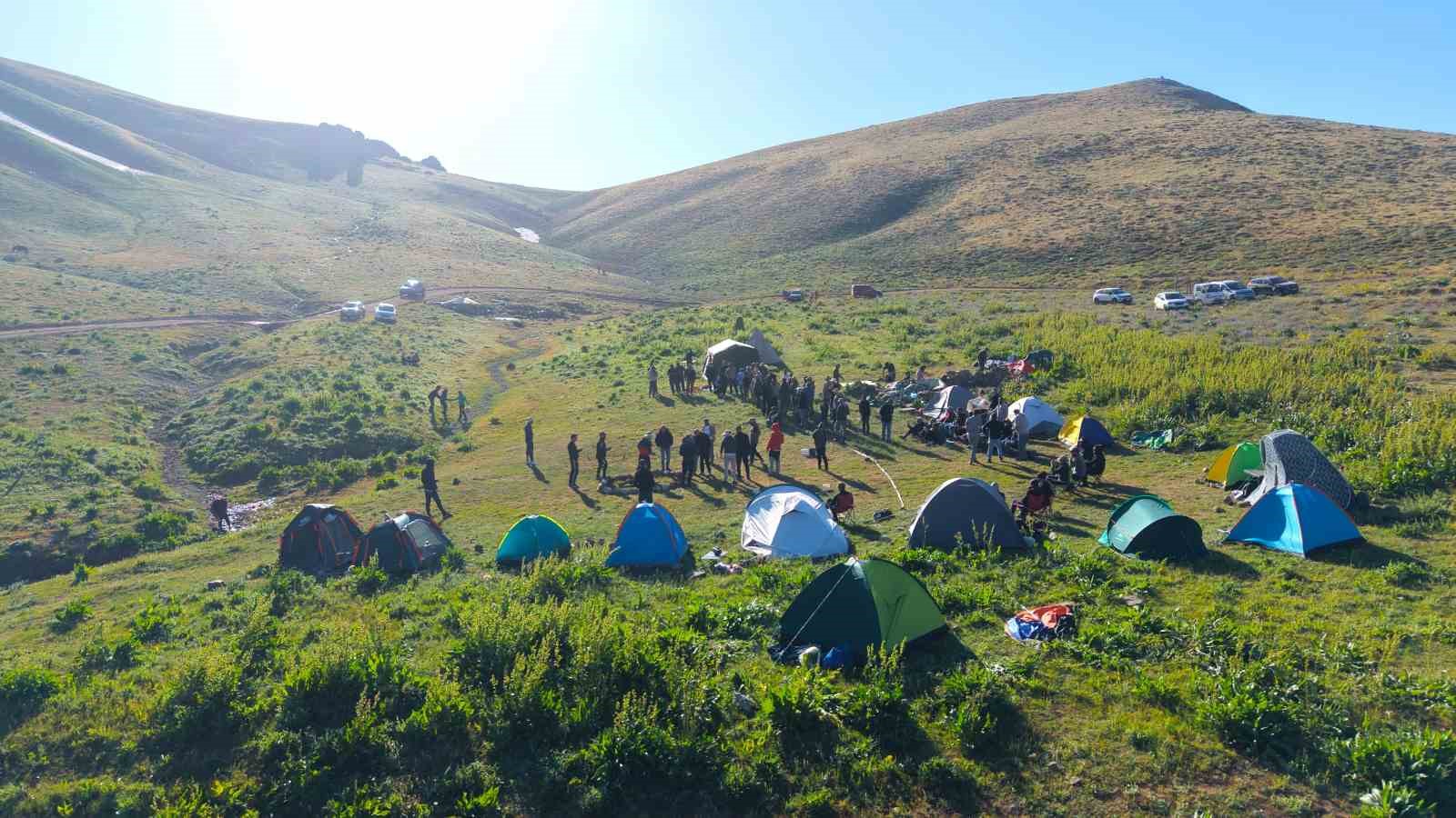 Terörsüz Türkiye süreciyle doğaseverler Zilan Tepesi’nde buluştu