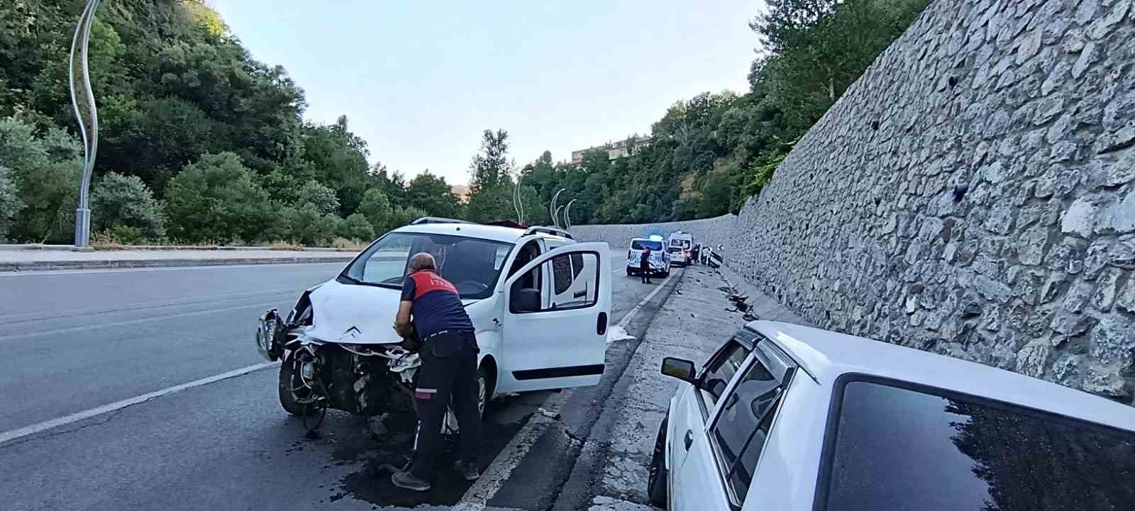 Bitlis’te iki ayrı trafik kazası: 4 yaralı