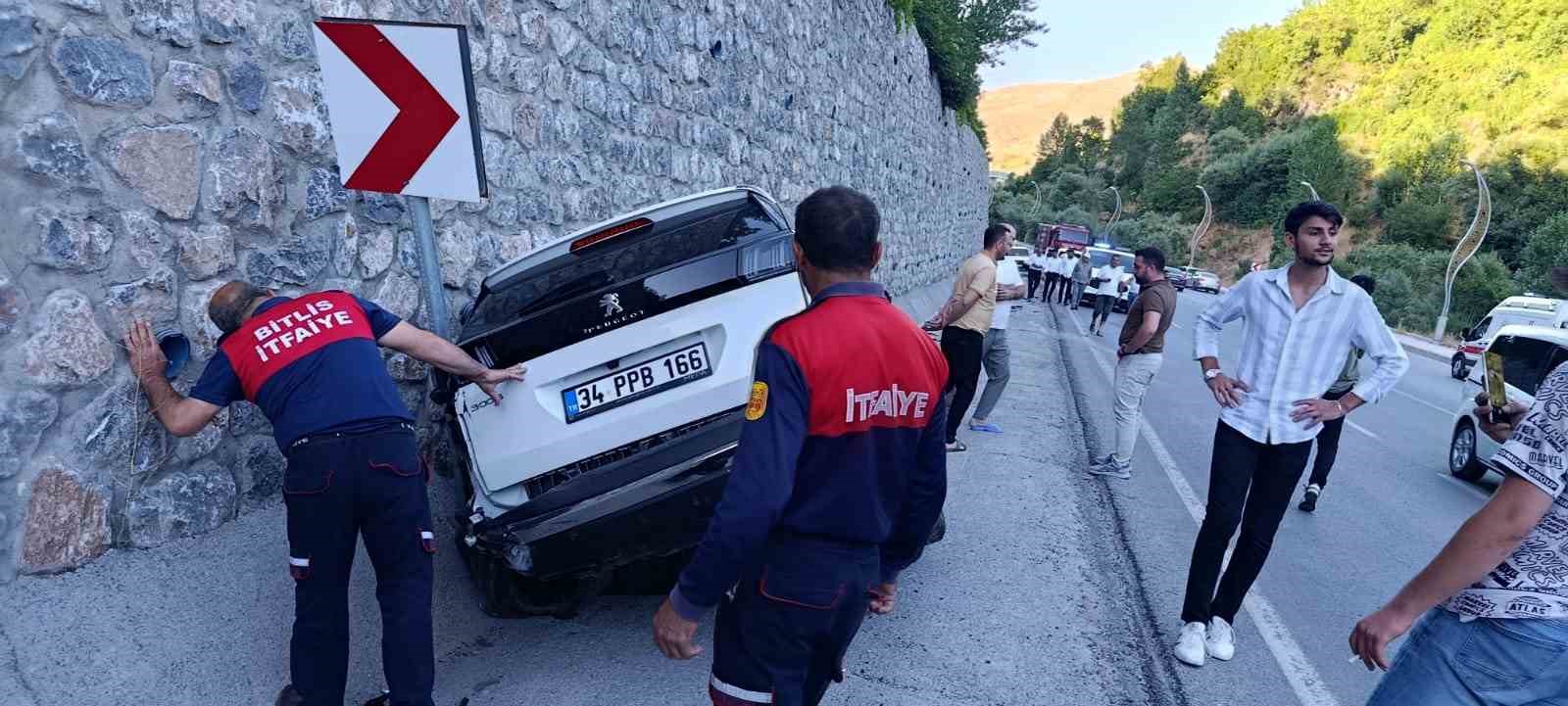 Bitlis’te iki ayrı trafik kazası: 4 yaralı