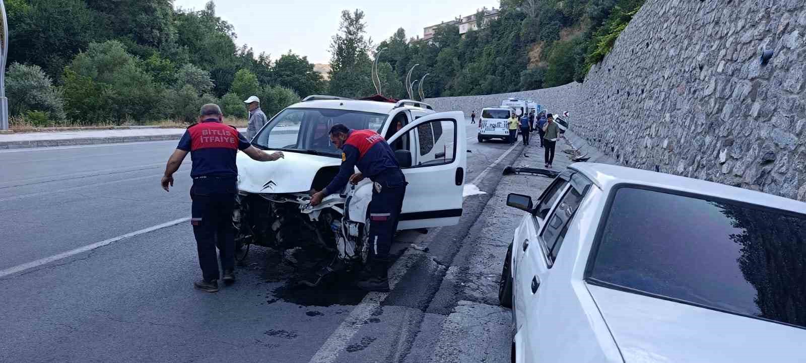 Bitlis’te iki ayrı trafik kazası: 4 yaralı