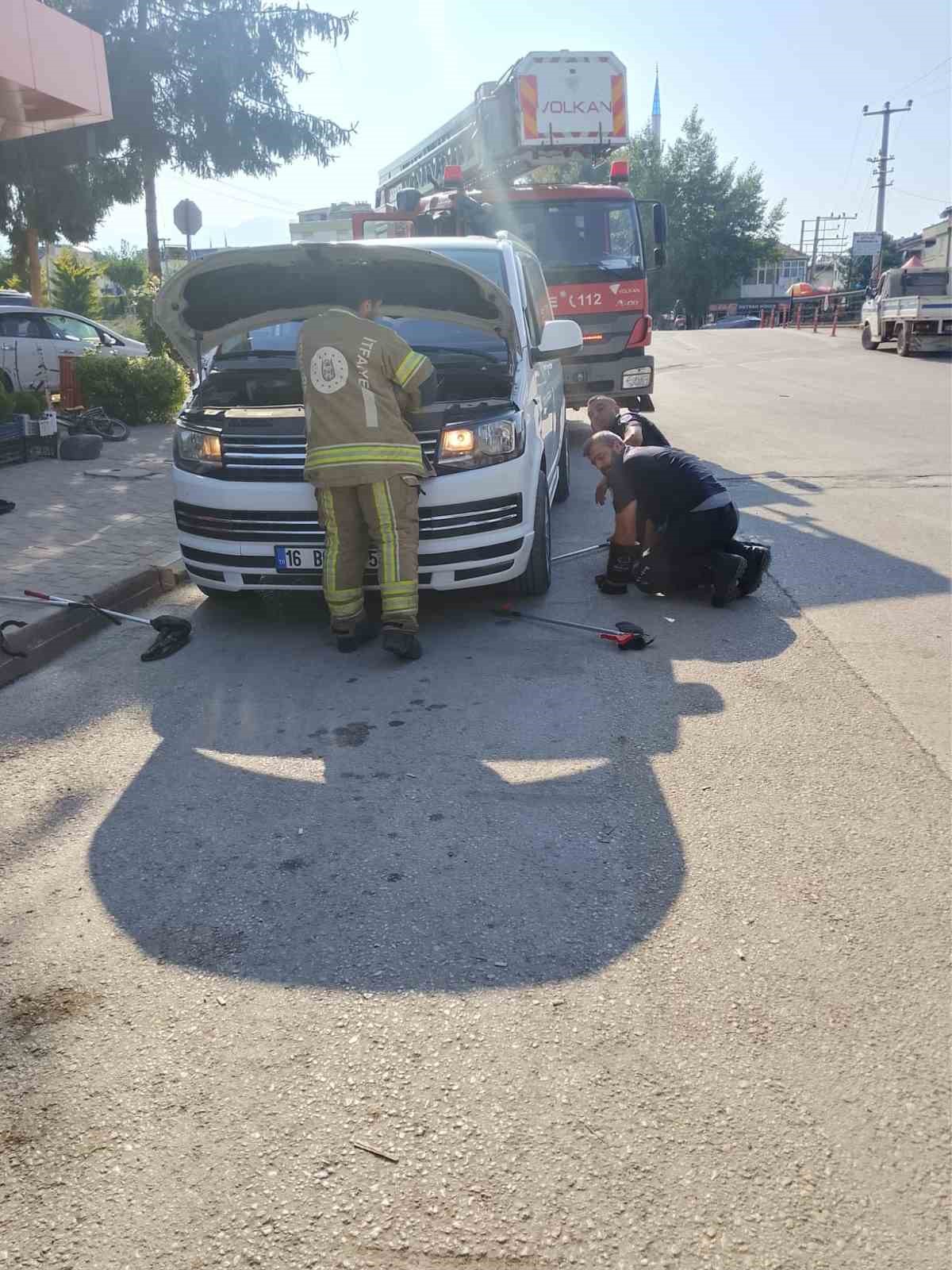 Minibüsün motoruna giren yılan itfaiye ekiplerini harekete geçirdi