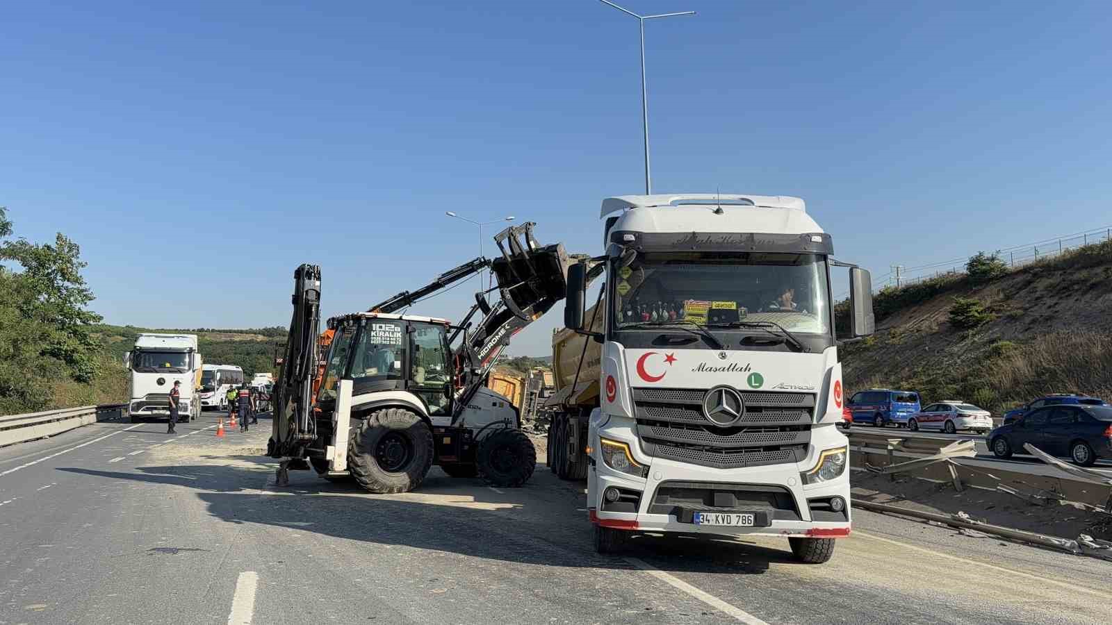 Eyüpsultan’da hafriyat kamyonu devrildi: 2 yaralı