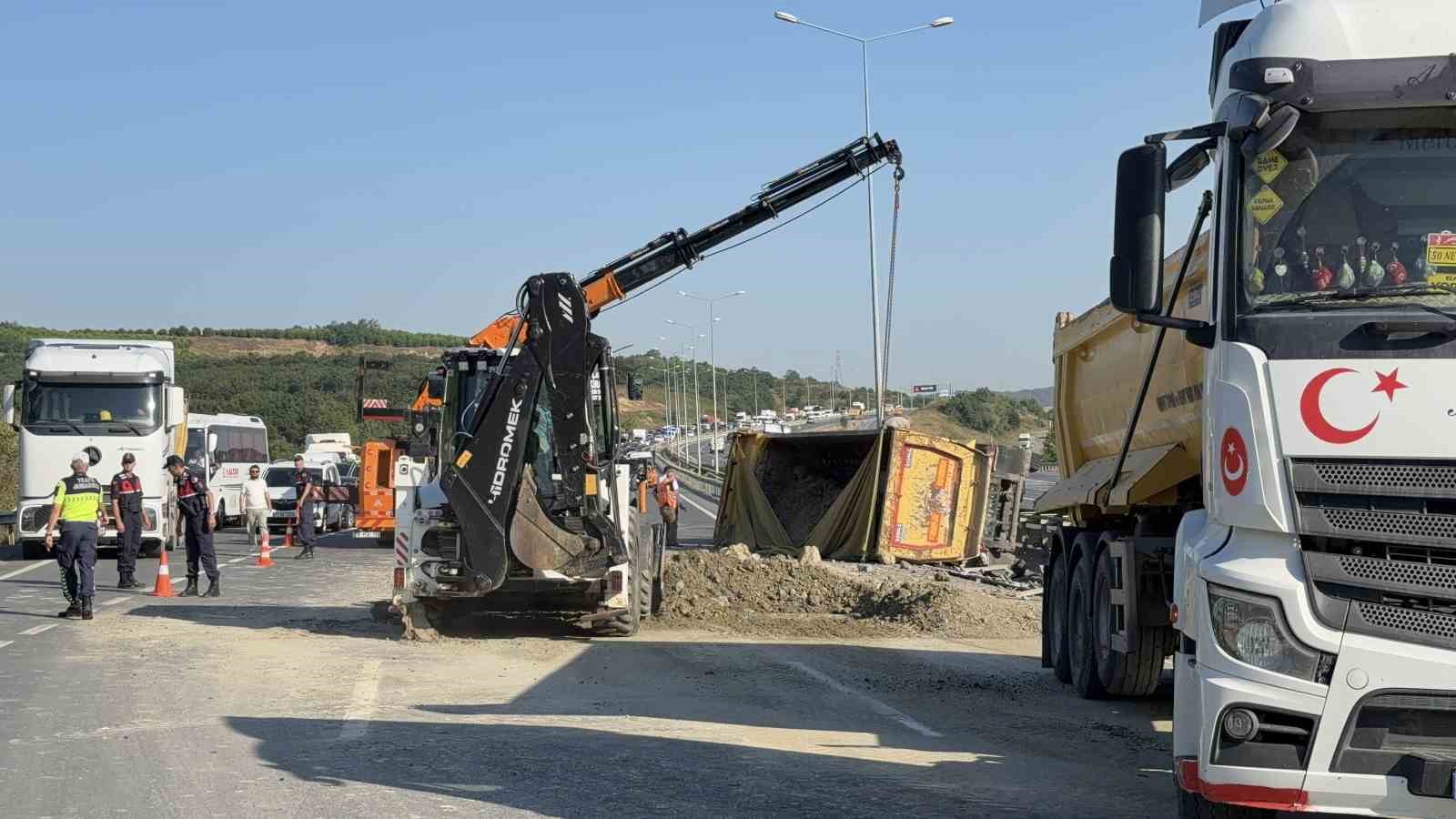 Eyüpsultan’da hafriyat kamyonu devrildi: 2 yaralı