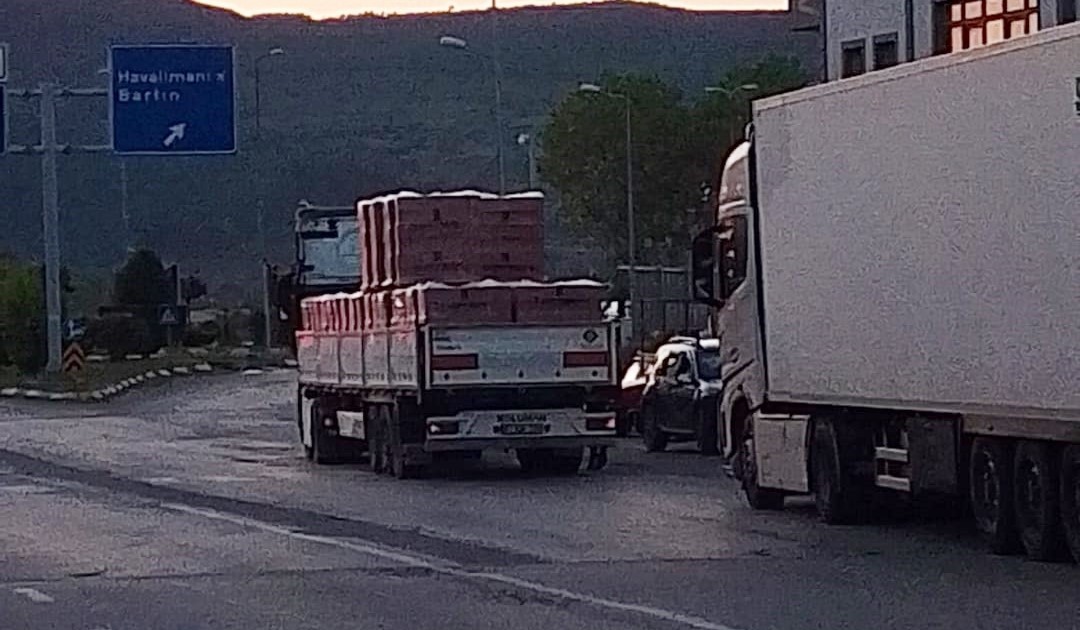 Çaycuma’da hareket halindeki tırdan yola tuğlalar saçıldı