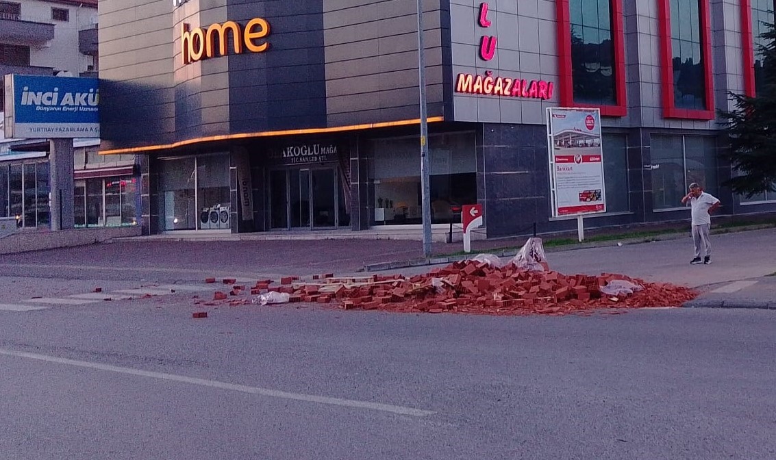 Çaycuma’da hareket halindeki tırdan yola tuğlalar saçıldı
