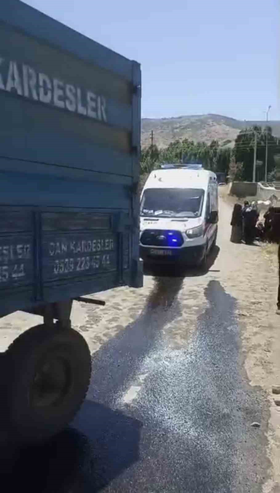 Muş’ta yolcu treninin çarptığı traktör ikiye ayrıldı