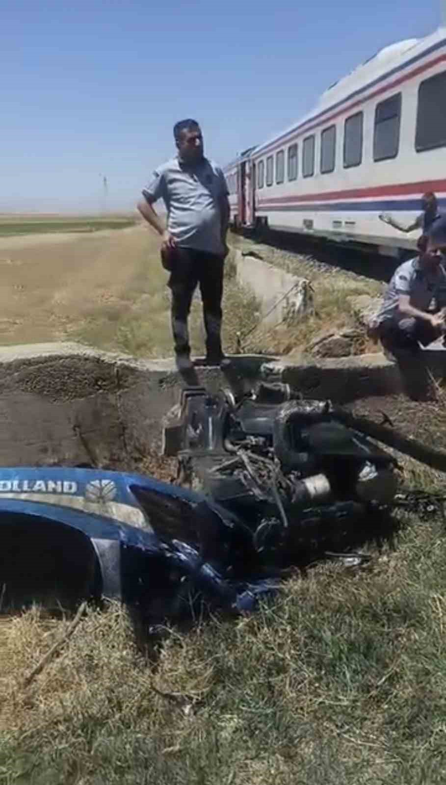 Muş’ta yolcu treninin çarptığı traktör ikiye ayrıldı