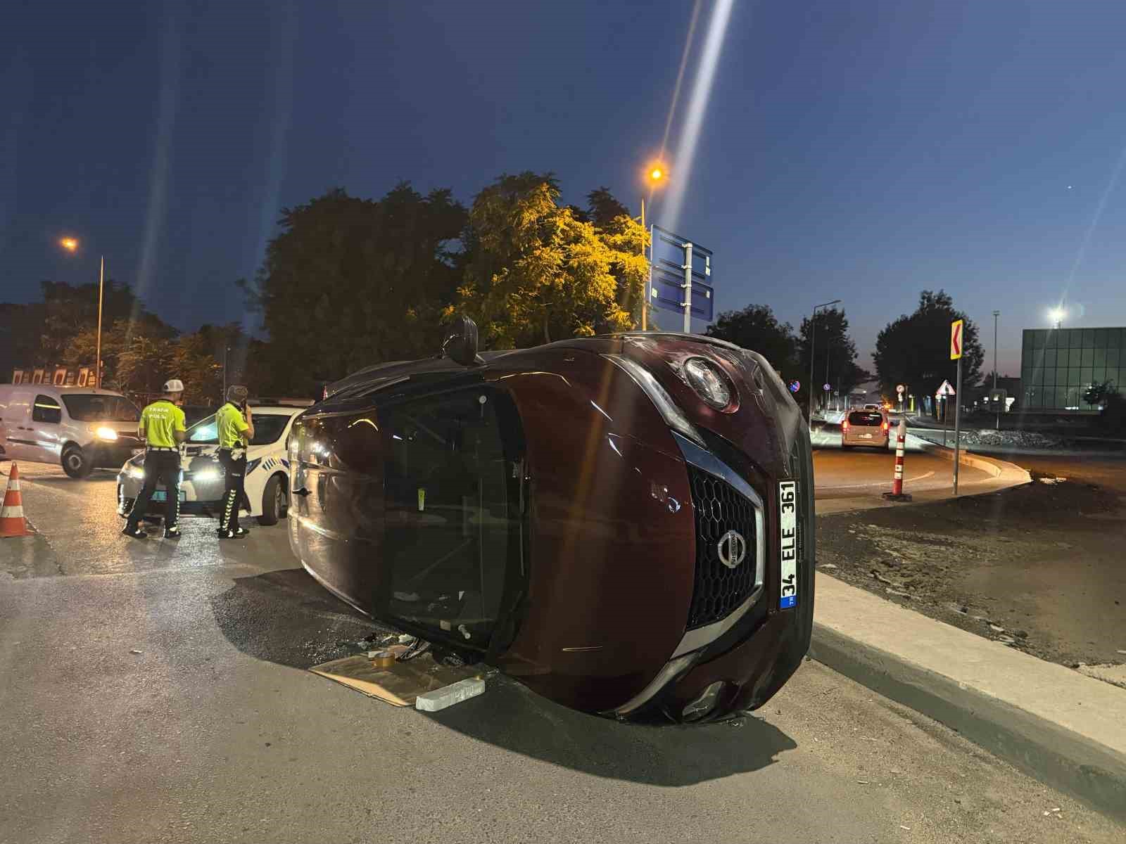 Bakırköy’de otomobil refüje çarpıp devrildi: 1 yaralı