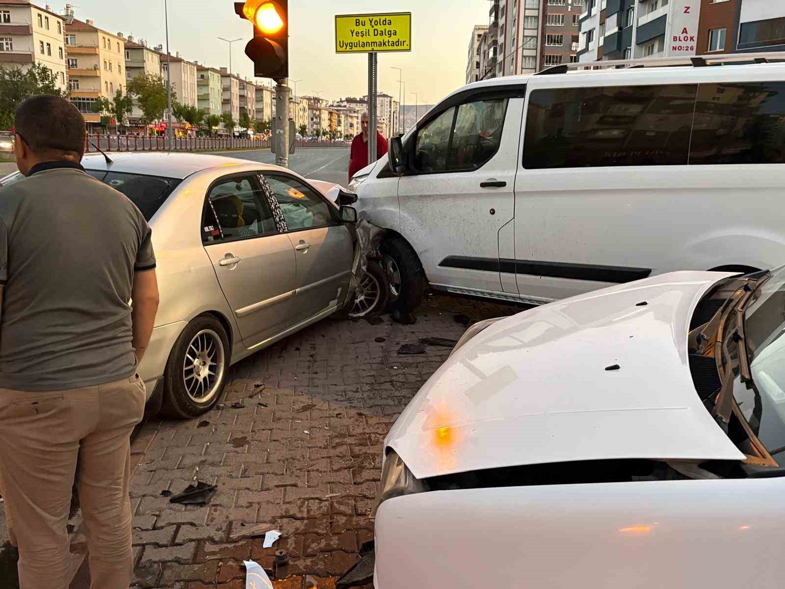 Kayseri’de otomobil park halindeki 2 araca çarptı
