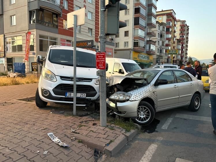 Kayseri’de otomobil park halindeki 2 araca çarptı