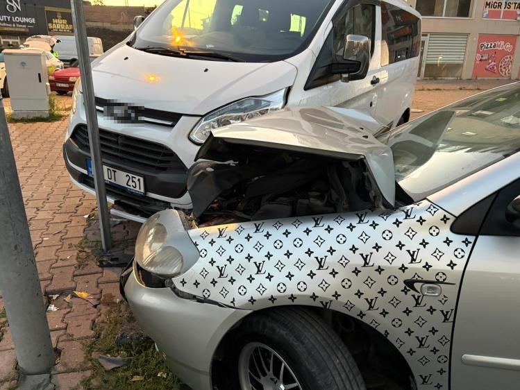 Kayseri’de otomobil park halindeki 2 araca çarptı