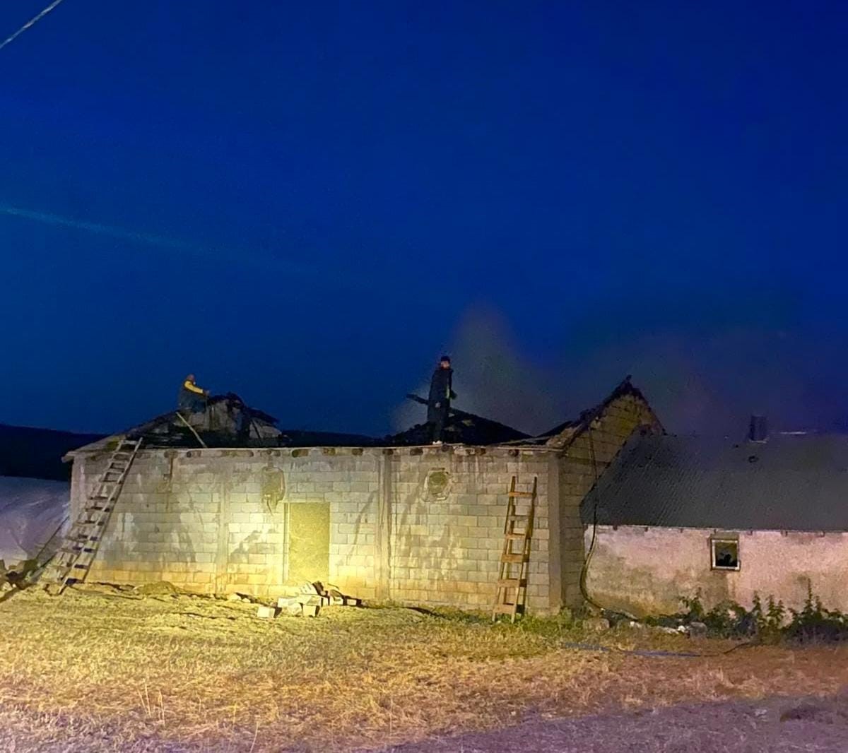 Korkut’ta ahır yangını: Dumandan etkilen 6 kişi hastaneye sevk edildi