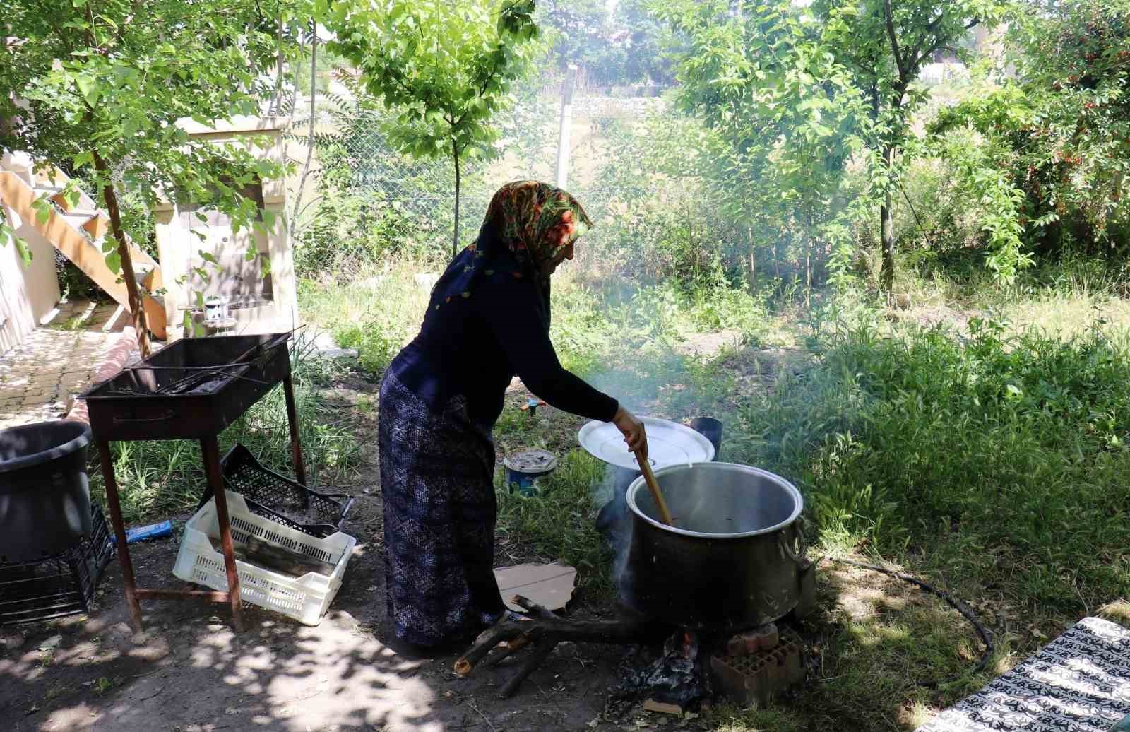 Doğal yöntemlerle hazırlanan dut pekmezi kışa hazırlanıyor