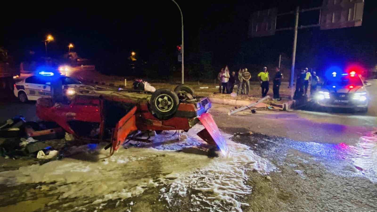 Ters dönen Tofaş’ın içindeki 2 kişi yaralandı