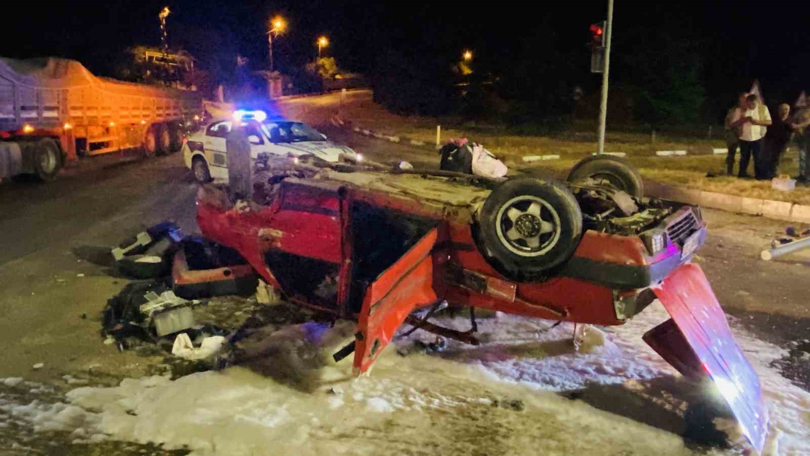 Ters dönen Tofaş’ın içindeki 2 kişi yaralandı