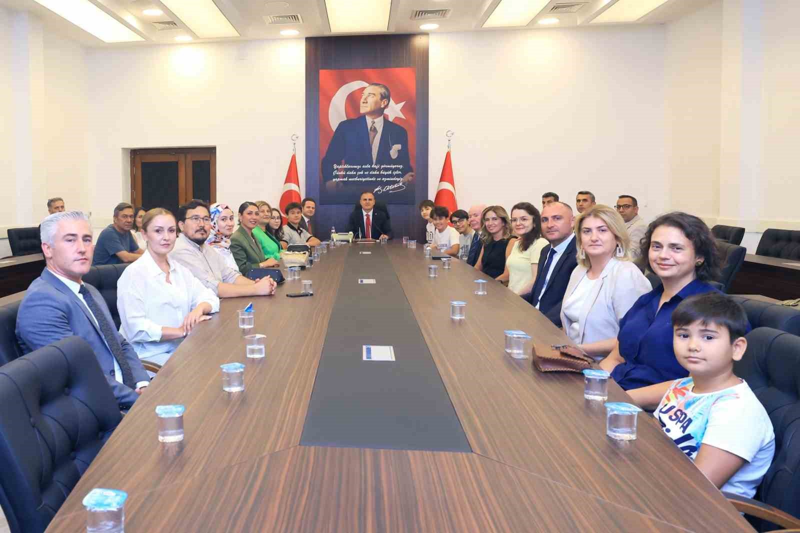 Muğla Valisi Dr. İdris Akbıyık, LGS şampiyonlarını altınla ödüllendirdi