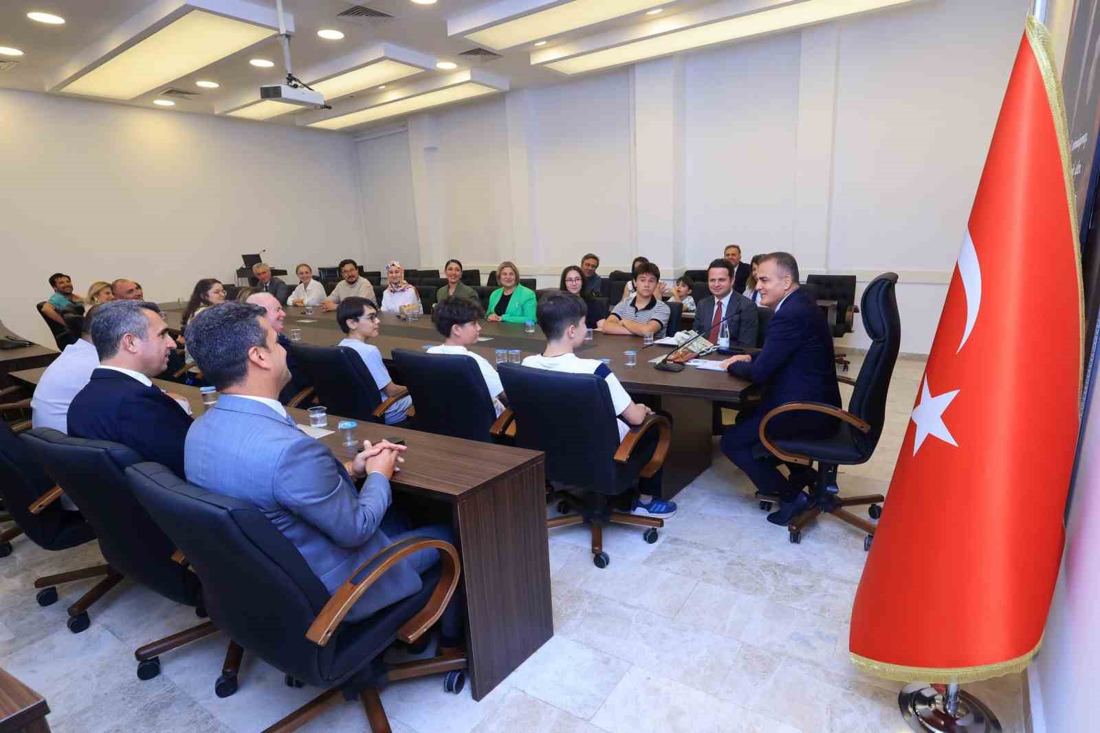 Muğla Valisi Dr. İdris Akbıyık, LGS şampiyonlarını altınla ödüllendirdi
