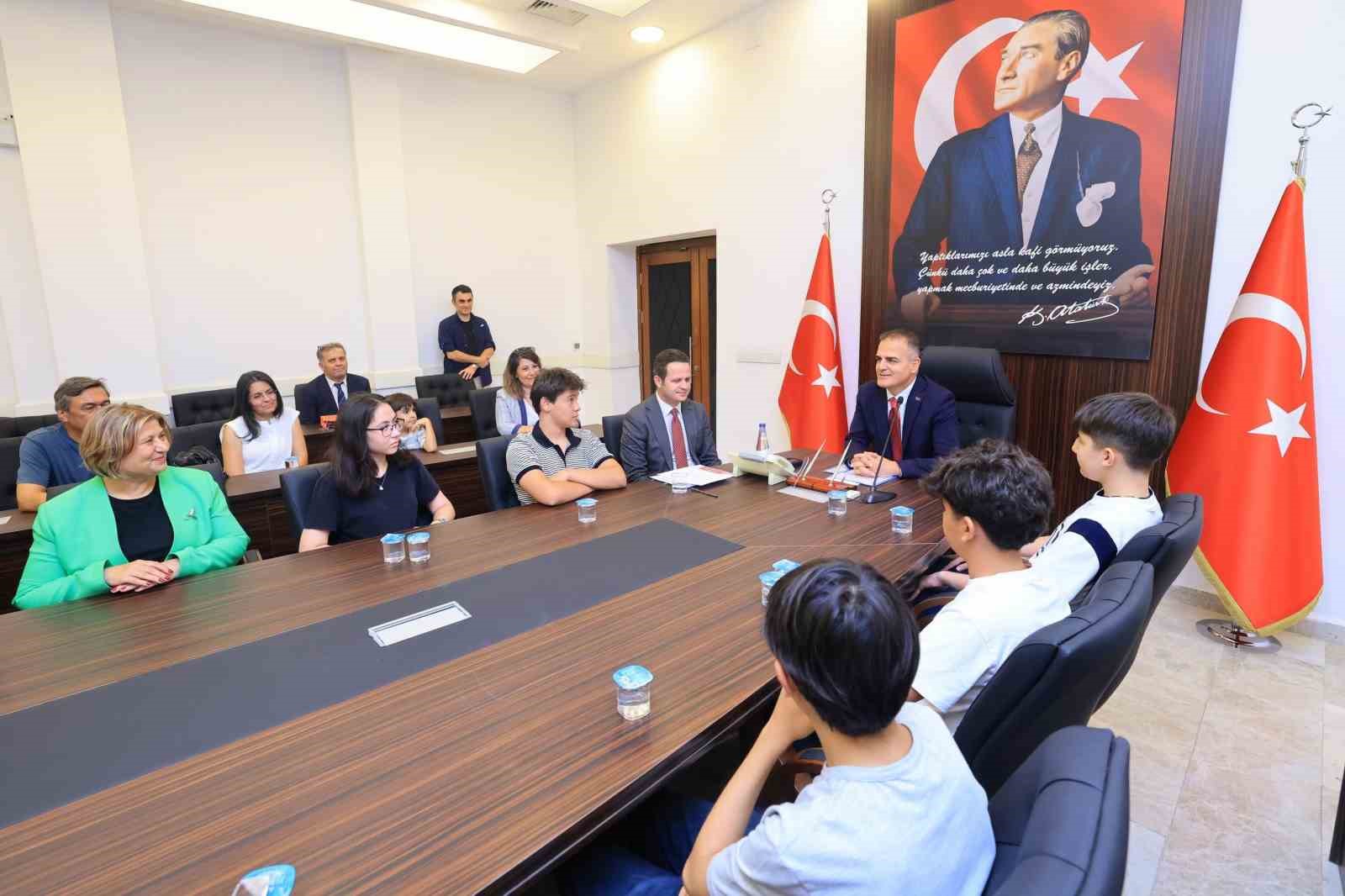 Muğla Valisi Dr. İdris Akbıyık, LGS şampiyonlarını altınla ödüllendirdi